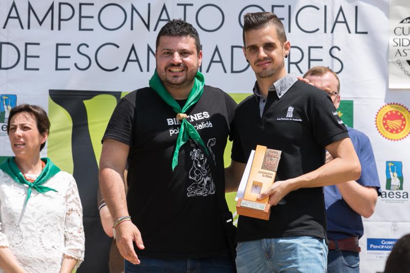 Salvador Ondó, de Sidrerías El Mallu, gana por tercera vez el concurso de escanciadores del Festival de la Sidra de Nava, un certamen que este año ha reunido a 35 escanciadores.