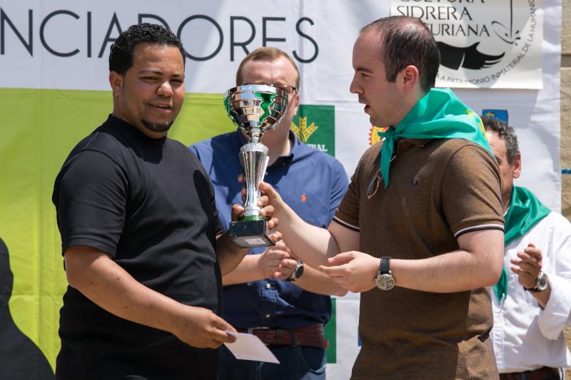 Salvador Ondó, de Sidrerías El Mallu, gana por tercera vez el concurso de escanciadores del Festival de la Sidra de Nava, un certamen que este año ha reunido a 35 escanciadores.