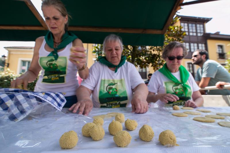 Salvador Ondó, de Sidrerías El Mallu, gana por tercera vez el concurso de escanciadores del Festival de la Sidra de Nava, un certamen que este año ha reunido a 35 escanciadores.