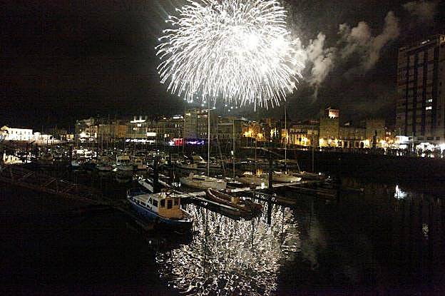 Fuegos artificiales de Begoña vistos desde el Muelle. 