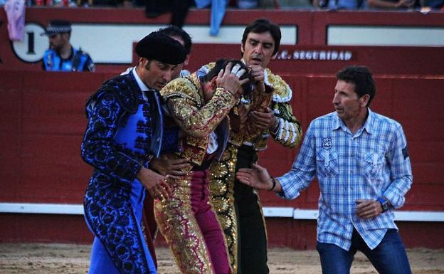 Padilla, tras la cornada que le arrancó parte del cuero cabelludo. / 