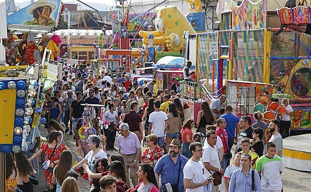 La zona de las atracciones de feria, a tope, como el resto de emplazamientos del recinto.