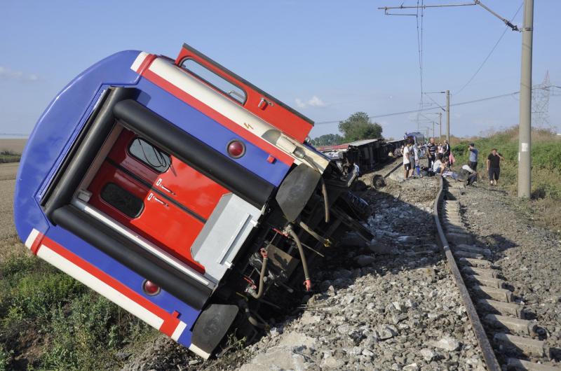 Fotos: Las impactantes imágenes del descarrilamiento de un tren en Turquía