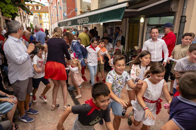 Vecinos de todas las edades de la localidad piloñesa festejaron su propia versión de la tradicional fiesta de Pamplona.