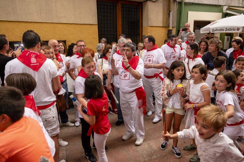 Vecinos de todas las edades de la localidad piloñesa festejaron su propia versión de la tradicional fiesta de Pamplona.