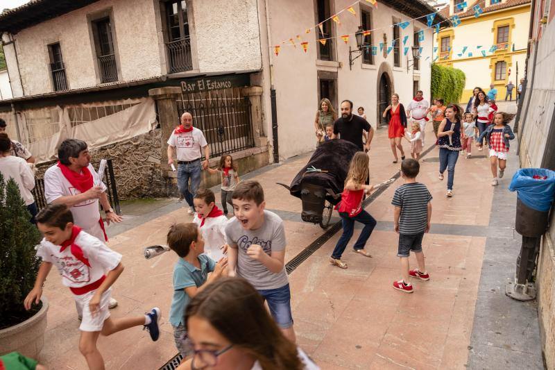 Vecinos de todas las edades de la localidad piloñesa festejaron su propia versión de la tradicional fiesta de Pamplona.