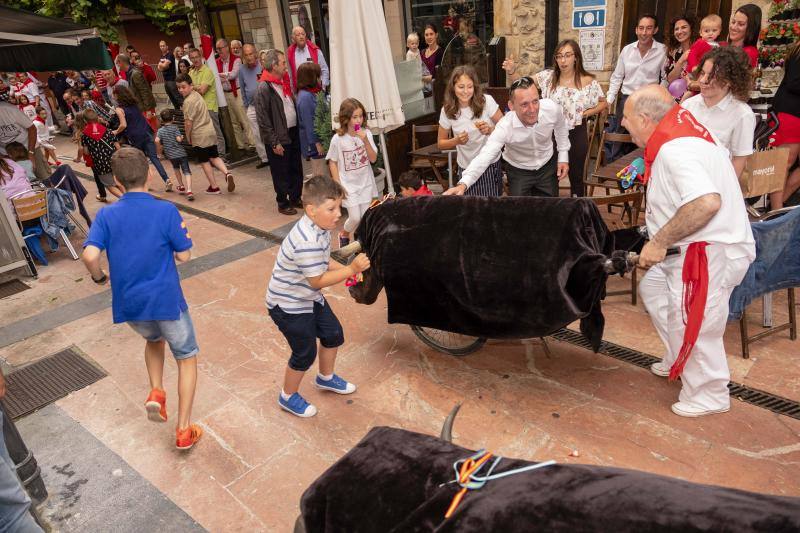 Vecinos de todas las edades de la localidad piloñesa festejaron su propia versión de la tradicional fiesta de Pamplona.