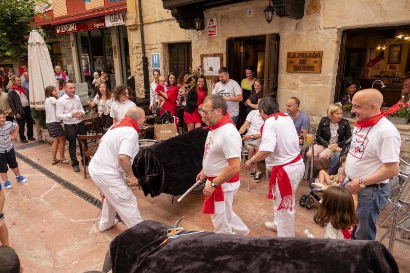 Vecinos de todas las edades de la localidad piloñesa festejaron su propia versión de la tradicional fiesta de Pamplona.
