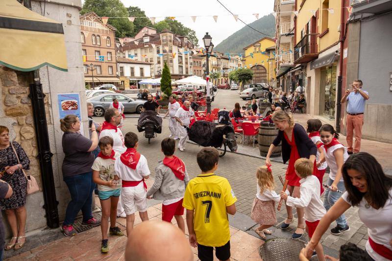 Vecinos de todas las edades de la localidad piloñesa festejaron su propia versión de la tradicional fiesta de Pamplona.