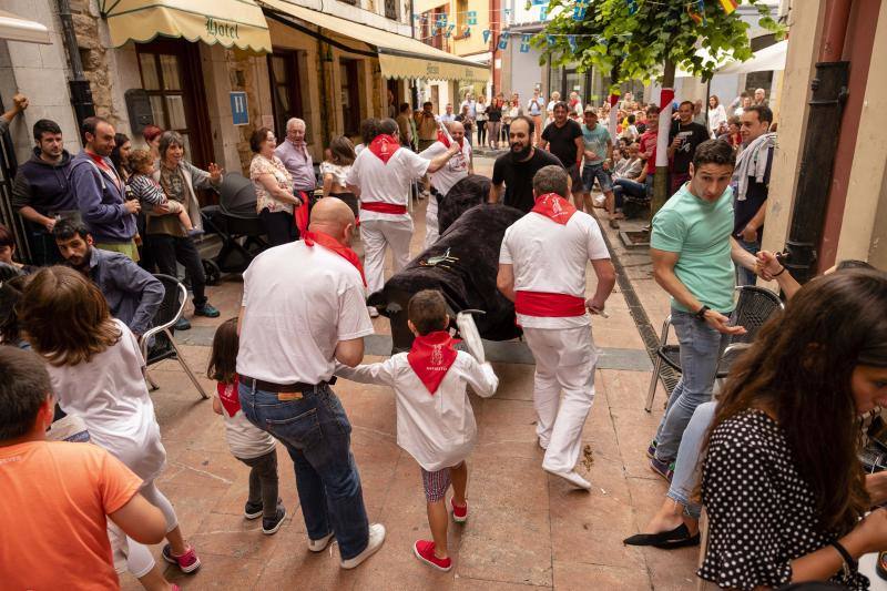 Vecinos de todas las edades de la localidad piloñesa festejaron su propia versión de la tradicional fiesta de Pamplona.