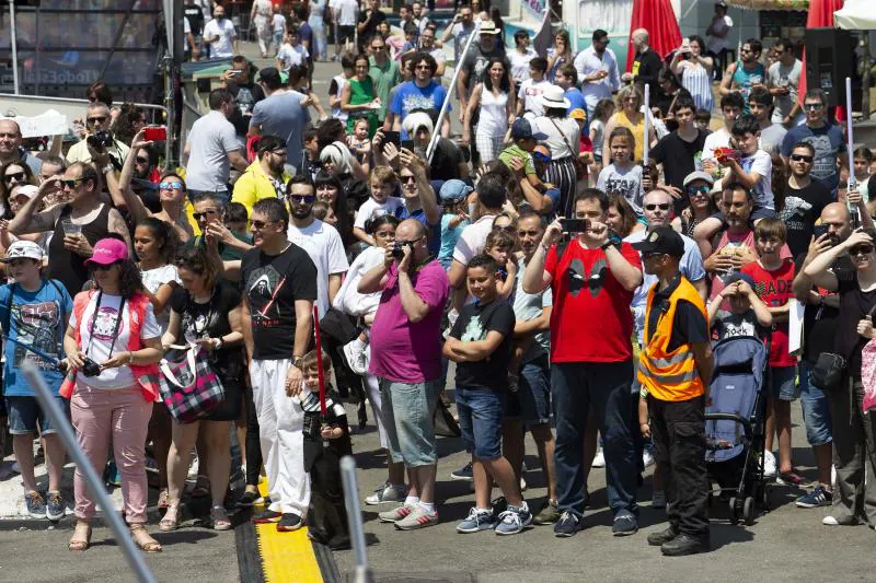 Unos 300 figurantes de toda España han participado en el gran desfile de 'Star Wars' con el que, un año más, se pone fin a una edición del festival Metrópoli en Gijón. 