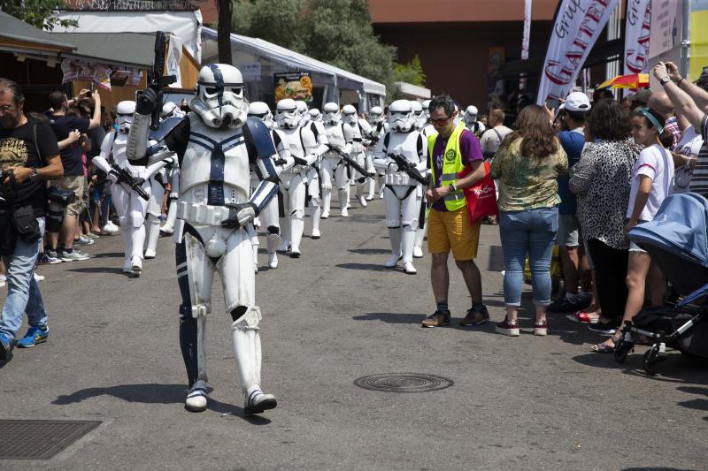 Unos 300 figurantes de toda España han participado en el gran desfile de 'Star Wars' con el que, un año más, se pone fin a una edición del festival Metrópoli en Gijón. 