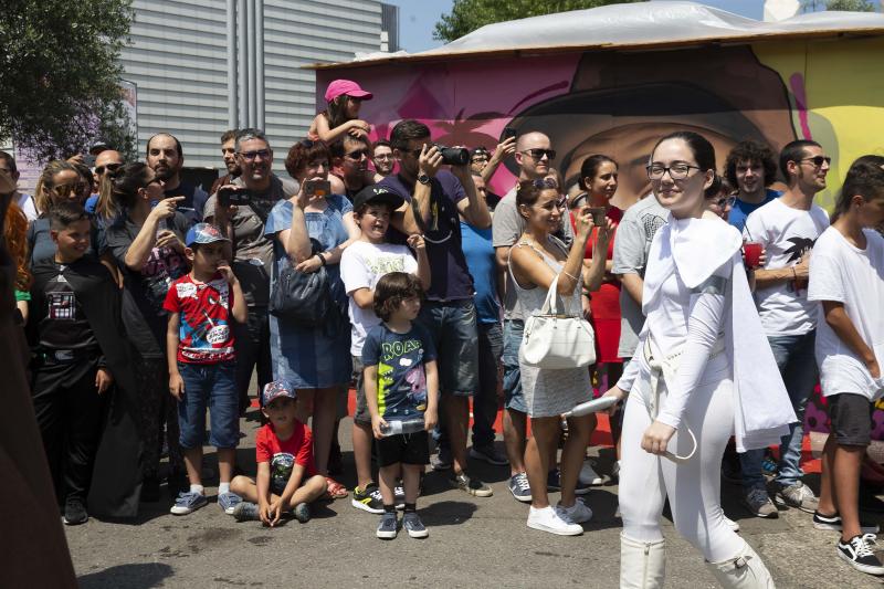 Unos 300 figurantes de toda España han participado en el gran desfile de 'Star Wars' con el que, un año más, se pone fin a una edición del festival Metrópoli en Gijón. 