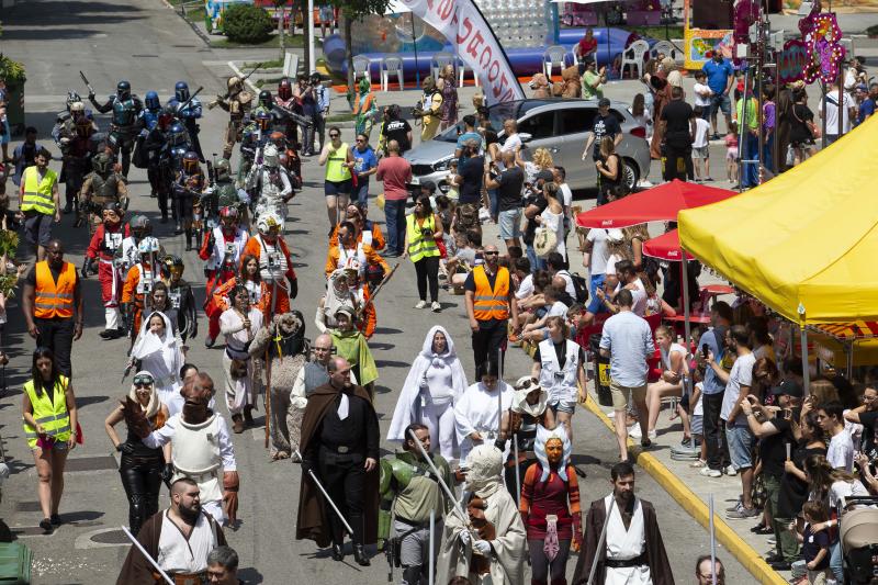 Unos 300 figurantes de toda España han participado en el gran desfile de 'Star Wars' con el que, un año más, se pone fin a una edición del festival Metrópoli en Gijón. 