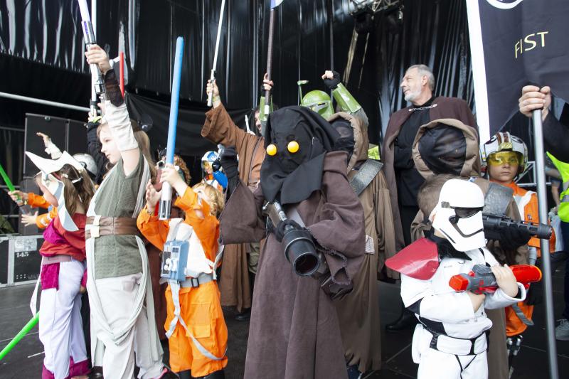 Unos 300 figurantes de toda España han participado en el gran desfile de 'Star Wars' con el que, un año más, se pone fin a una edición del festival Metrópoli en Gijón. 