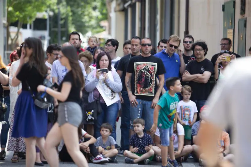 Unos 300 figurantes de toda España han participado en el gran desfile de 'Star Wars' con el que, un año más, se pone fin a una edición del festival Metrópoli en Gijón. 