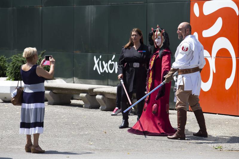 Unos 300 figurantes de toda España han participado en el gran desfile de 'Star Wars' con el que, un año más, se pone fin a una edición del festival Metrópoli en Gijón. 