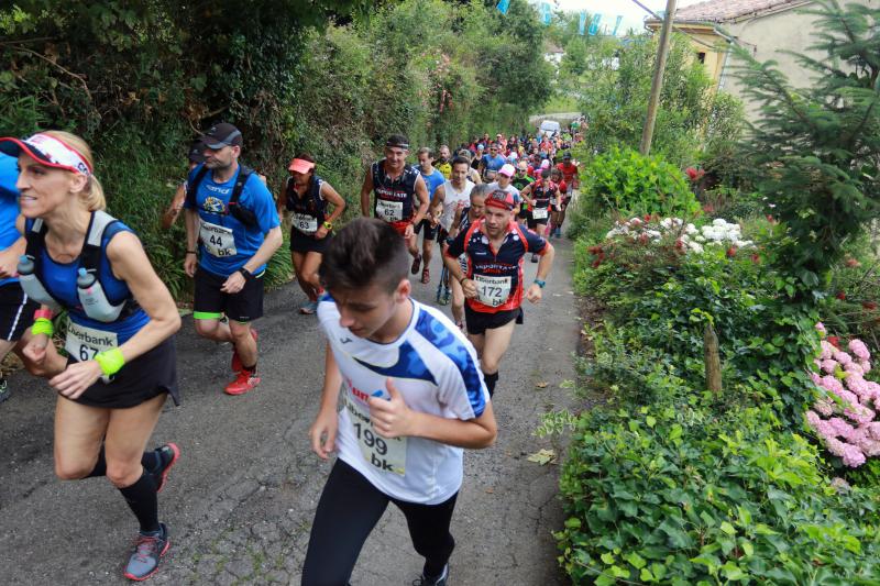 Un nutrido grupo de corredores ha participado en el sexto Trail Minero de Langreo, una prueba que nació para fomentar el conocimiento del medio natural, rural y postindustrial por el que discurre el itinerario.