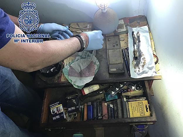 Registro de uno de los pisos donde se vendía la heroína, con una balanza de precisión utilizada para dividirla en papelinas. 