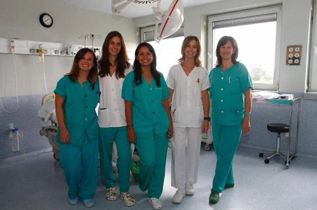 Las matronas María Menéndez, María Gómez, Yamilet Tobón y Arantzazu Muñoz con Sonia Alonso, auxiliar de enfermería. 