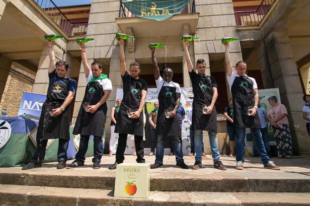 Saúl Moro, Pablo Álvarez, Alejandro Morillo, Salvador Ondó, Jonathan Trabanco y Marcos Ramos escancian un culín tras la entrega de premios. 