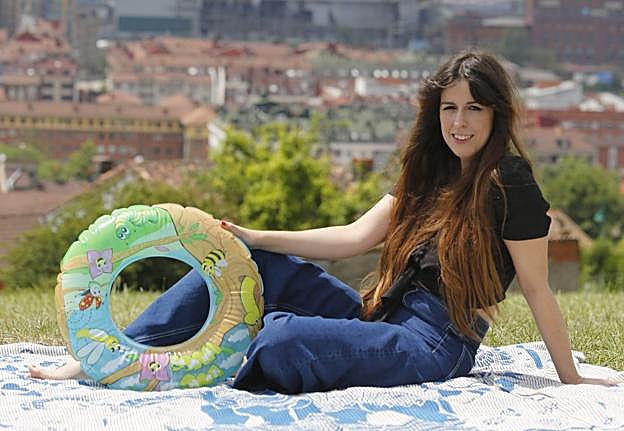 Marisa Valle Roso se monta la playa en la Cuenca. :: J. C.. ROMÁN