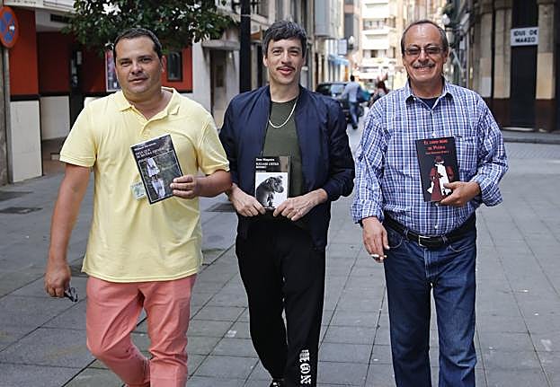 William Navarrete, Enzo Maqueira y Fritz Gockner, con sus libros por las calles de Gijón. :: DAMIÁN ARIENZA