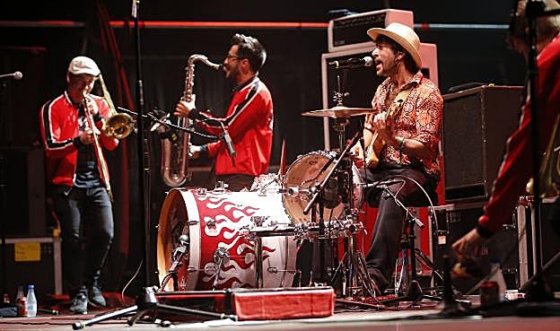 Muchachito, con parte de su banda, sobre el escenario de Metrópoli. 