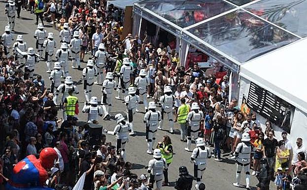 Spiderman observa desde las alturas el desfile de las fuerzas imperiales en la última jornada de Metrópoli, en Gijón.
