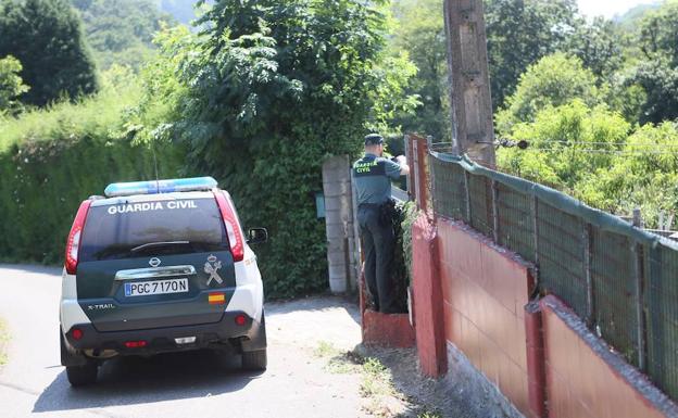 La Guardia Civil, en la finca en la que se produjo el ataque. 