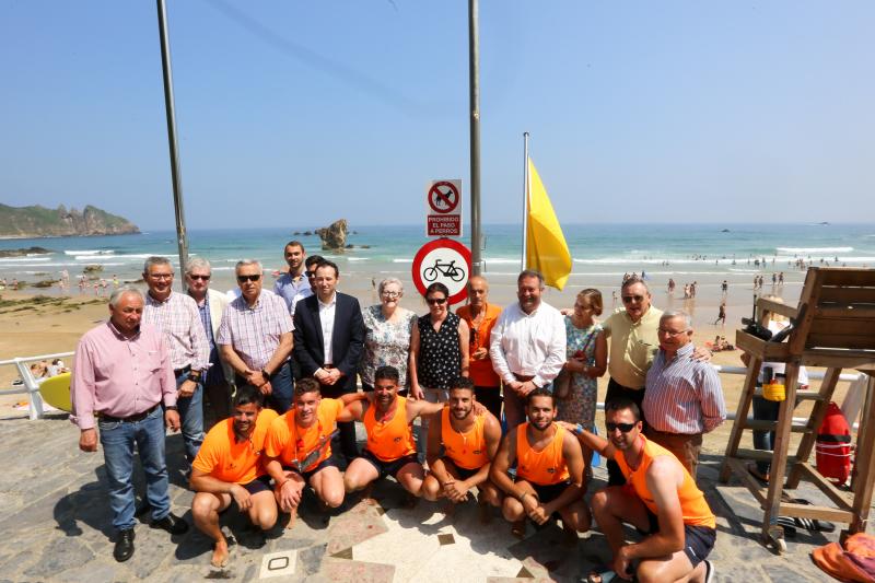 Más de 300 socorristas, lancheros y coordinadores garantizarán este verano la seguridad en 66 playas asturianas. Tras la presentación del plan de Salvamento en Playas de este año, los profesionales han realizado un simulacro en la playa de Aguilar, en Muros de Nalón. 