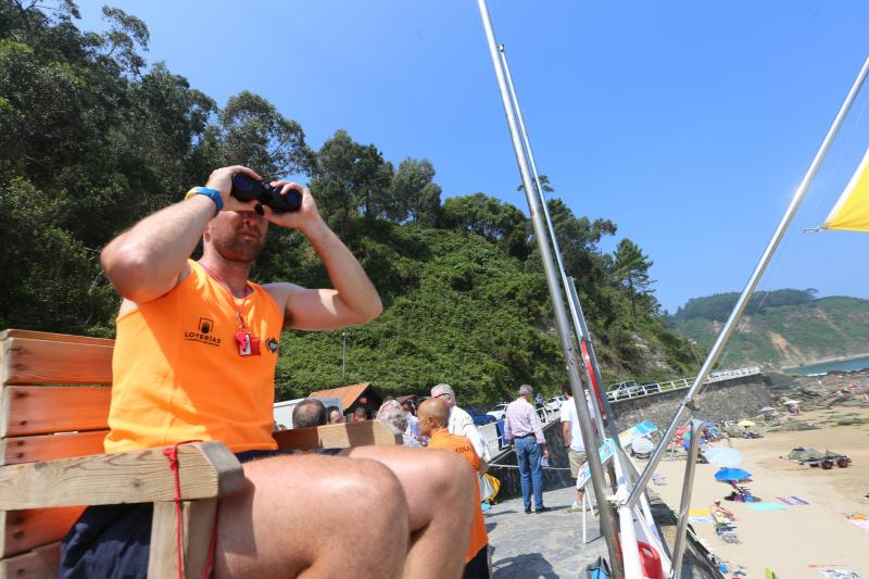 Más de 300 socorristas, lancheros y coordinadores garantizarán este verano la seguridad en 66 playas asturianas. Tras la presentación del plan de Salvamento en Playas de este año, los profesionales han realizado un simulacro en la playa de Aguilar, en Muros de Nalón. 