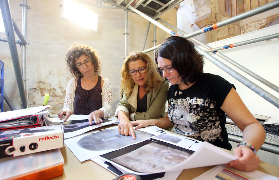 Los trabajos de restauración de las pinturas ya ha dejado ver una cenefa florida de decoración en el ábside y bajo las capas sobre los originales han aparecido grafitis. Durante todos los lunes hasta septiembre se podrá realizar una visita guiada gratuita por los trabajos gracias al programa Abierto por Restauración