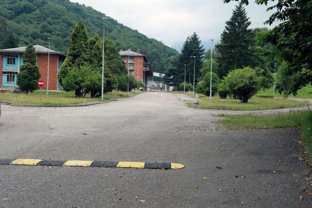 Acceso a las instalaciones del Pozo Monsacro, entre Morcín y Riosa. 