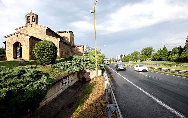La antigua calzada de la autopista, a su paso junto a San Julián de los Prados. 