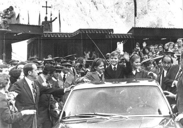 El entonces príncipe Felipe saluda junto a sus hermanas a su llegada a Covadonga el 1 de noviembre de 1977. Al volante iba el rey Juan Carlos. 