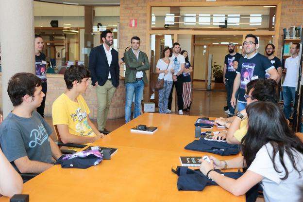 Los participantes atienden a las explicaciones de Manuel Blanco en la biblioteca de la EPI. 