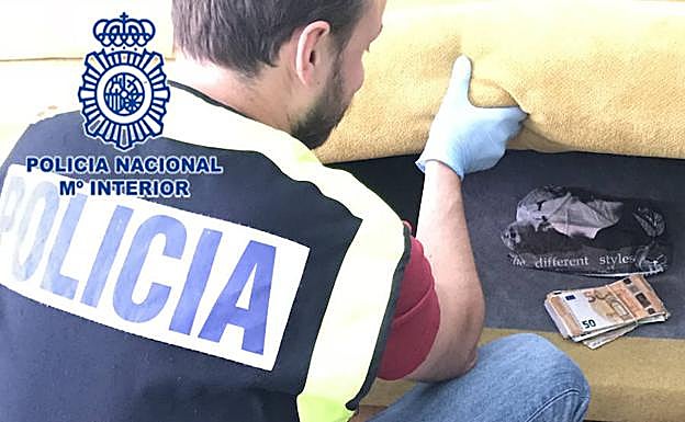 La Policía Nacional detiene a un vecino de Gijón que repartía droga en bicicleta