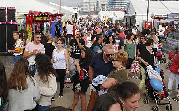 Ambiente en la zona lúdica de la Semana Negra. 
