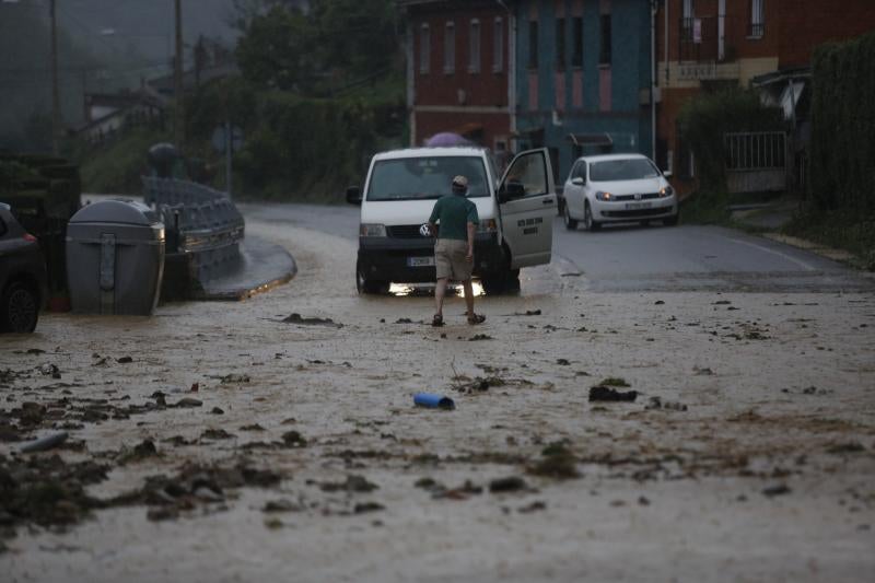 Calles y comercios anegados, argayos, casas incomunicadas e incluso accidentes de tráfico. Las intensas lluvias han dejado un reguero de daños en Asturias, sobre todo, en concejos como Oviedo, Siero y Mieres. En Llanes se han visto sorprendidos por un 'tornado'.