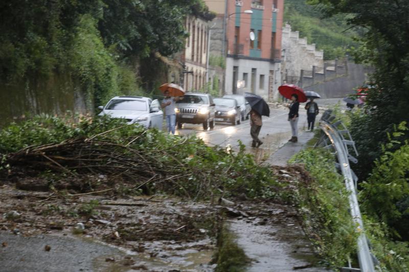 Calles y comercios anegados, argayos, casas incomunicadas e incluso accidentes de tráfico. Las intensas lluvias han dejado un reguero de daños en Asturias, sobre todo, en concejos como Oviedo, Siero y Mieres. En Llanes se han visto sorprendidos por un 'tornado'.