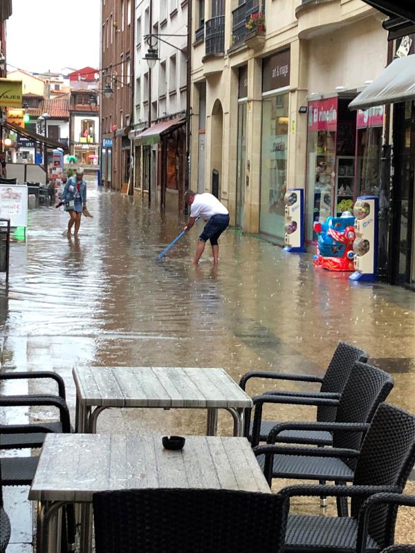 Calles y comercios anegados, argayos, casas incomunicadas e incluso accidentes de tráfico. Las intensas lluvias han dejado un reguero de daños en Asturias, sobre todo, en concejos como Oviedo, Siero y Mieres. En Llanes se han visto sorprendidos por un 'tornado'.