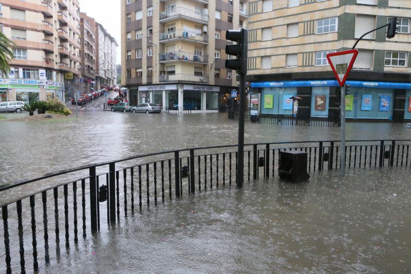 Calles y comercios anegados, argayos, casas incomunicadas e incluso accidentes de tráfico. Las intensas lluvias han dejado un reguero de daños en Asturias, sobre todo, en concejos como Oviedo, Siero y Mieres. En Llanes se han visto sorprendidos por un 'tornado'.