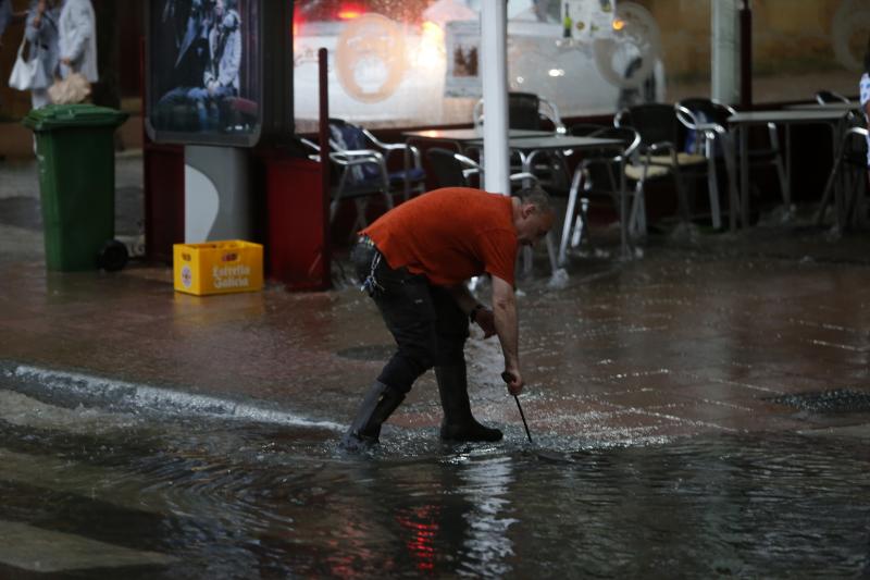 Calles y comercios anegados, argayos, casas incomunicadas e incluso accidentes de tráfico. Las intensas lluvias han dejado un reguero de daños en Asturias, sobre todo, en concejos como Oviedo, Siero y Mieres. En Llanes se han visto sorprendidos por un 'tornado'.