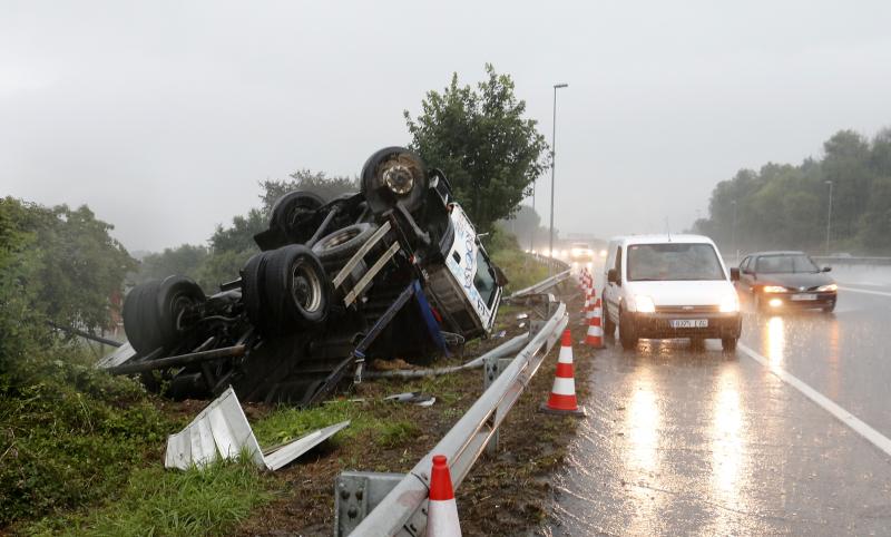 Calles y comercios anegados, argayos, casas incomunicadas e incluso accidentes de tráfico. Las intensas lluvias han dejado un reguero de daños en Asturias, sobre todo, en concejos como Oviedo, Siero y Mieres. En Llanes se han visto sorprendidos por un 'tornado'.