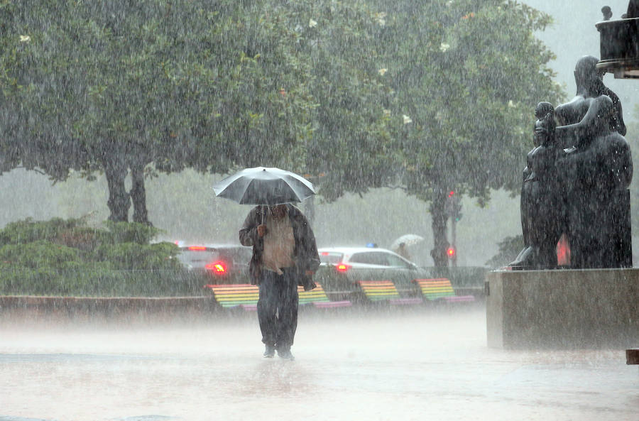 Calles y comercios anegados, argayos, casas incomunicadas e incluso accidentes de tráfico. Las intensas lluvias han dejado un reguero de daños en Asturias, sobre todo, en concejos como Oviedo, Siero y Mieres. En Llanes se han visto sorprendidos por un 'tornado'.