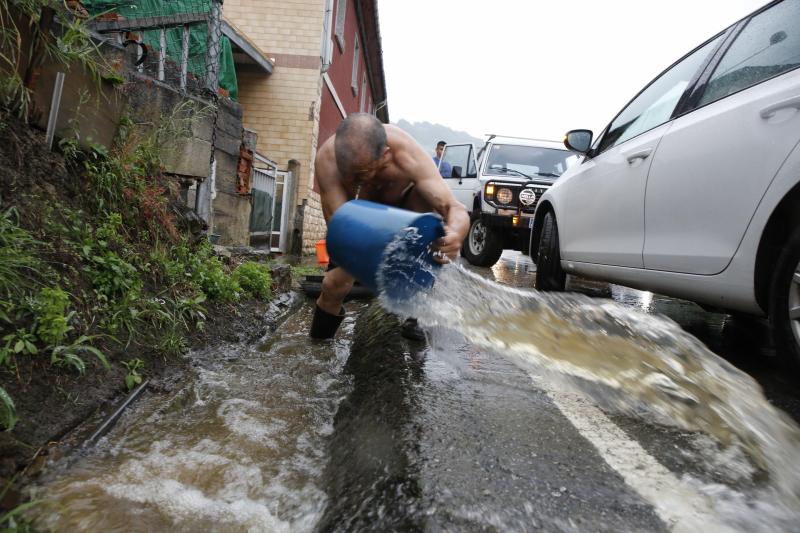 Las intensas lluvias de este miércoles han provocado varios argayos en Mieres. Uno de ellos ha dejado incomunicado el pueblo de Rioturbio.