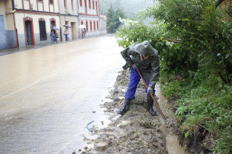 Las intensas lluvias de este miércoles han provocado varios argayos en Mieres. Uno de ellos ha dejado incomunicado el pueblo de Rioturbio.