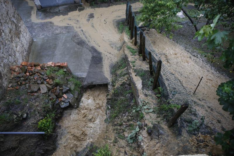 Las intensas lluvias de este miércoles han provocado varios argayos en Mieres. Uno de ellos ha dejado incomunicado el pueblo de Rioturbio.