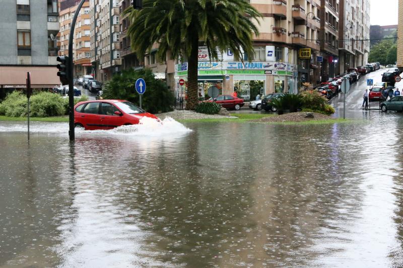 La Pola de Siero es otro de los puntos más afectados por la intensa tromba de agua de este miércoles. El centro de la villa ha quedado completamente anegado, afectando a numerosos comercios y generando complicaciones en el tráfico.